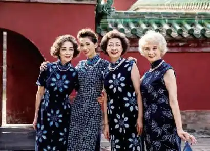 走红网络的"时尚奶奶团",平均年龄67 岁,平均身高175cm.