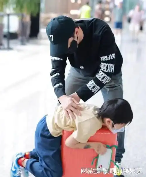 黄晓明带儿子出游小海绵摔倒五官像妈妈细节引网友吐槽baby