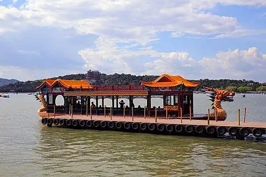 北京皇家园林颐和园昆明湖游船