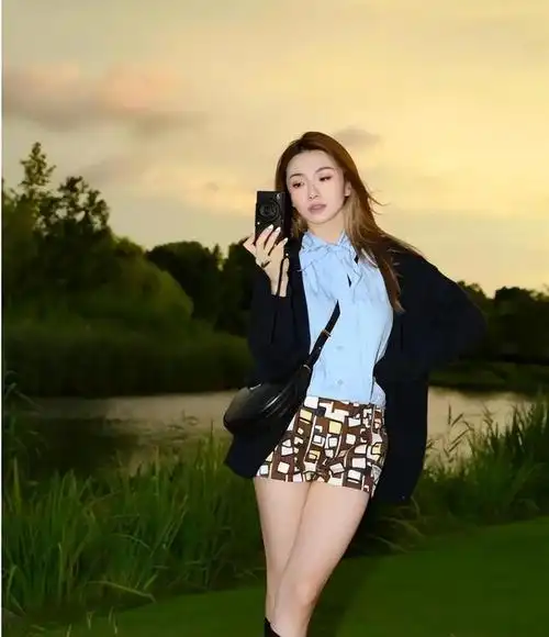 郑恺前女友程晓玥背万元包晒落日余晖照片,身材纤细,比苗苗精致|包包