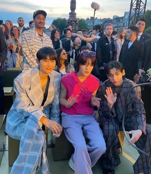 s bazaar singapore lv春夏24男装秀合照 1超级亮眼的粉色小悠[搬运