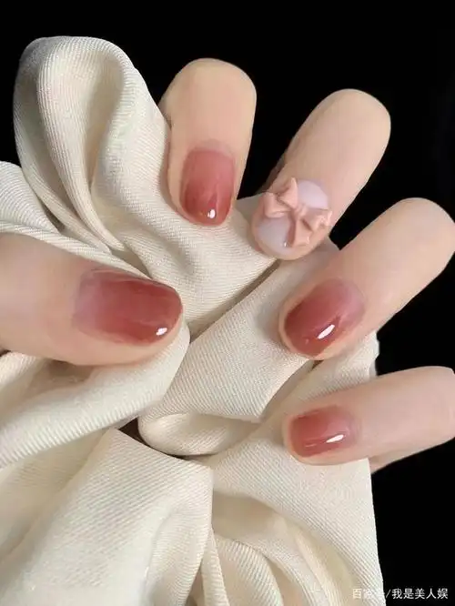 2021年新年必备的美甲款式,清新脱俗不撞款,高级时尚
