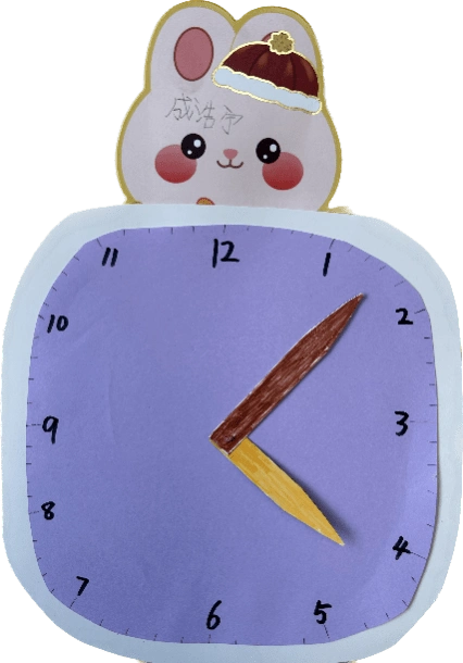 小朋友们在假期期间制作了手工钟表,我们的时针和分针都是会动的哦,来