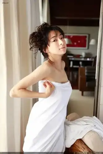 裹着床单的性感美女大胆不穿衣服令人神魂颠倒诱惑私房图片_美女写真