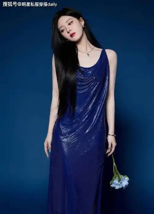 赵露思的"好身材"严重被低估!蓝色液体裙静谧如大海,花样美貌