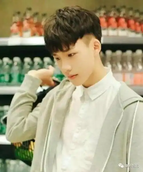 男生夏季流行两边铲发型清爽又帅气这四款很值得去剪