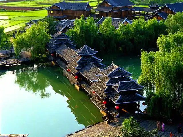 和世界旅游组织的推荐旅游地,阳朔世外桃源景区向我们展示了一幅古桥