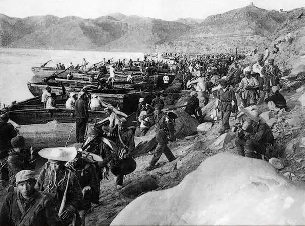 1948年,东北野战军入关照片,个个精神饱满,锋芒如电