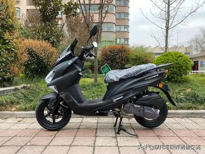 金城劲力铃木技术踏板摩托车大功率中大型175