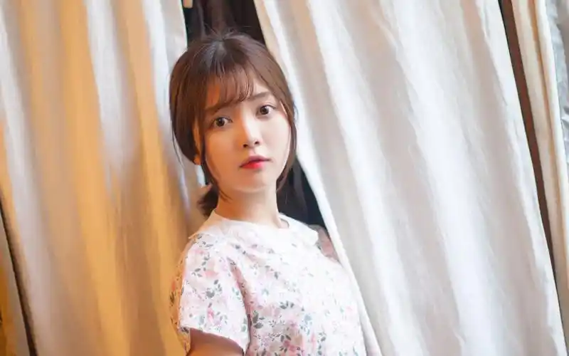 清纯刘海美女居家唯美文艺写真图片壁纸-美女壁纸-手机壁纸下载-美桌