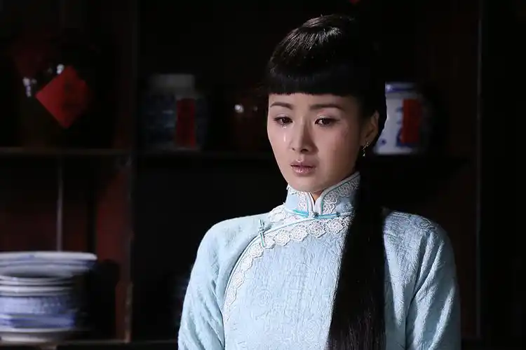 黄曼戏里戏外反差大 俏皮卖萌不做苦情女