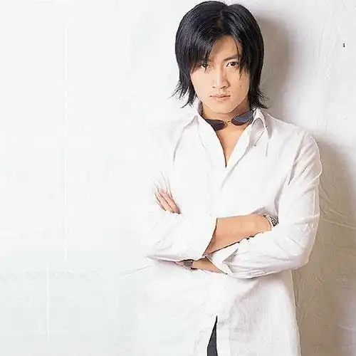 我们"村帅"鼻祖就是谢霆锋啦,自出道至今油头长发衬衣是标配▼谢霆锋