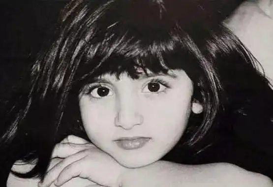 谢克哈打小就是美人胚子,美得像真人版洋娃娃.