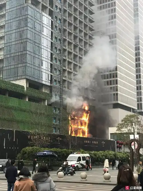 着火现场,图据网络12日11:30分,@成都市消防支队发布微博:2019年1月