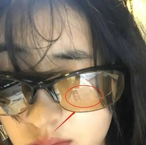 原创张子枫戴眼镜怼脸自拍看清眼镜反光的部位我似乎明白点啥