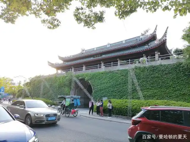 美丽的镇海楼,也称鼓楼,古朴典雅.