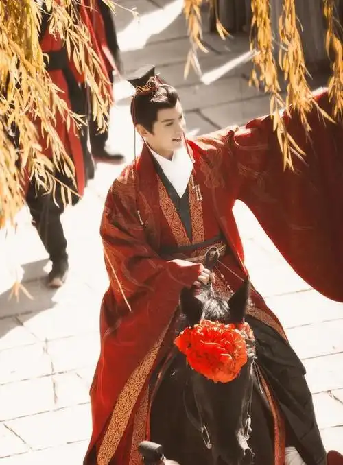 这两个角色的性格和形象差别很大,但他却能够轻松驾驭,演得特别自然.