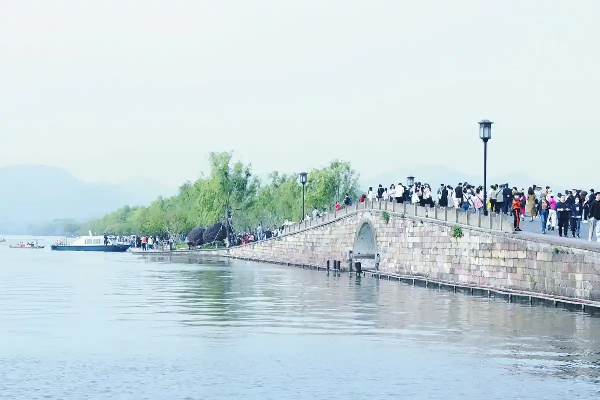 西湖,新白娘子传.#dou上热门 #西湖美景 #断桥 #新白 - 抖音