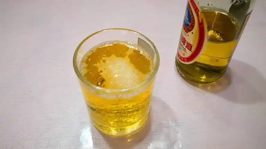 原创喝了30年啤酒才知道瓶盖上有小玄机轻轻一拧就开真实用