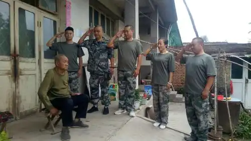 协会反恐维稳排的民兵代表向老八路敬礼