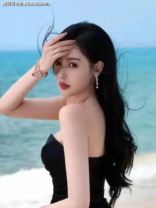 张天爱美照释出黑色抹胸裙配高级珠宝人间水蜜桃让人心动