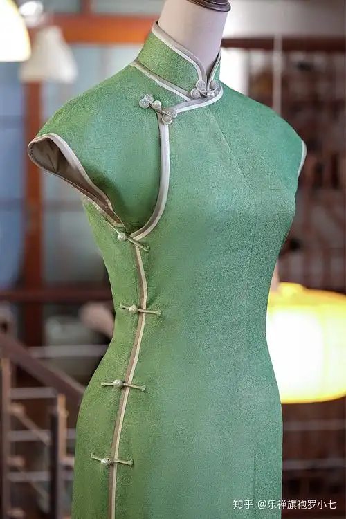 今天旗袍推荐#孤品正绢|真丝滚边|手工花扣这款孤品正绢的颜色和杉破