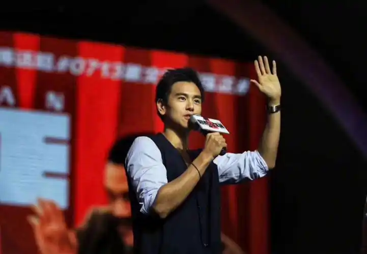 彭于晏侧脸都这么好看