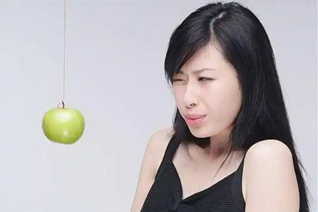 4)乳房胀痛怀孕与月经来潮的症状很像,会出现乳房胀痛不适的感觉,碰一