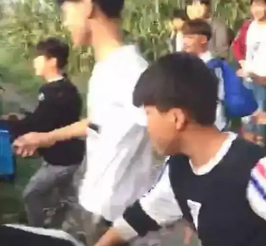 临沂一伙小青年围殴他人混社会打架很光荣吗