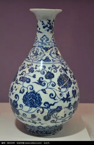 明宣德青花缠枝纹瓶