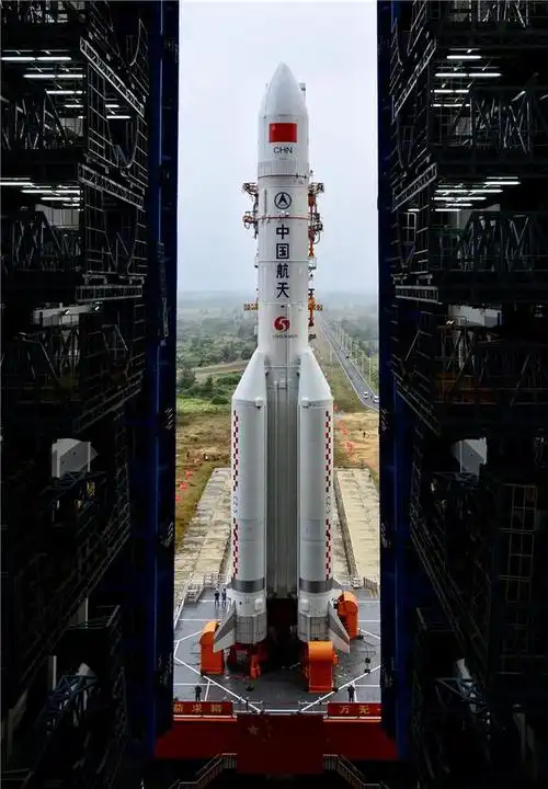 12月21日,长征五号遥三运载火箭在中国文昌航天发射场进行垂直转运.