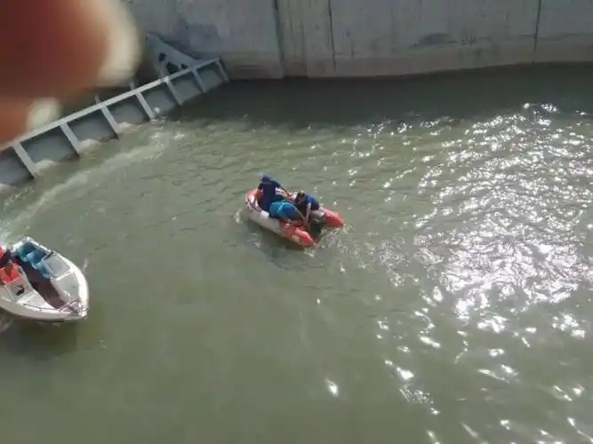 据了解,溺亡女孩19岁,濮阳市某校学生,家人赶到现场悲痛万分.