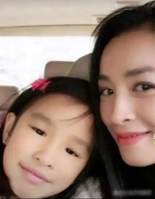 张庭女儿女大十八变美了!小时好难看,尖嘴猴腮的,长大后,反而漂亮 .