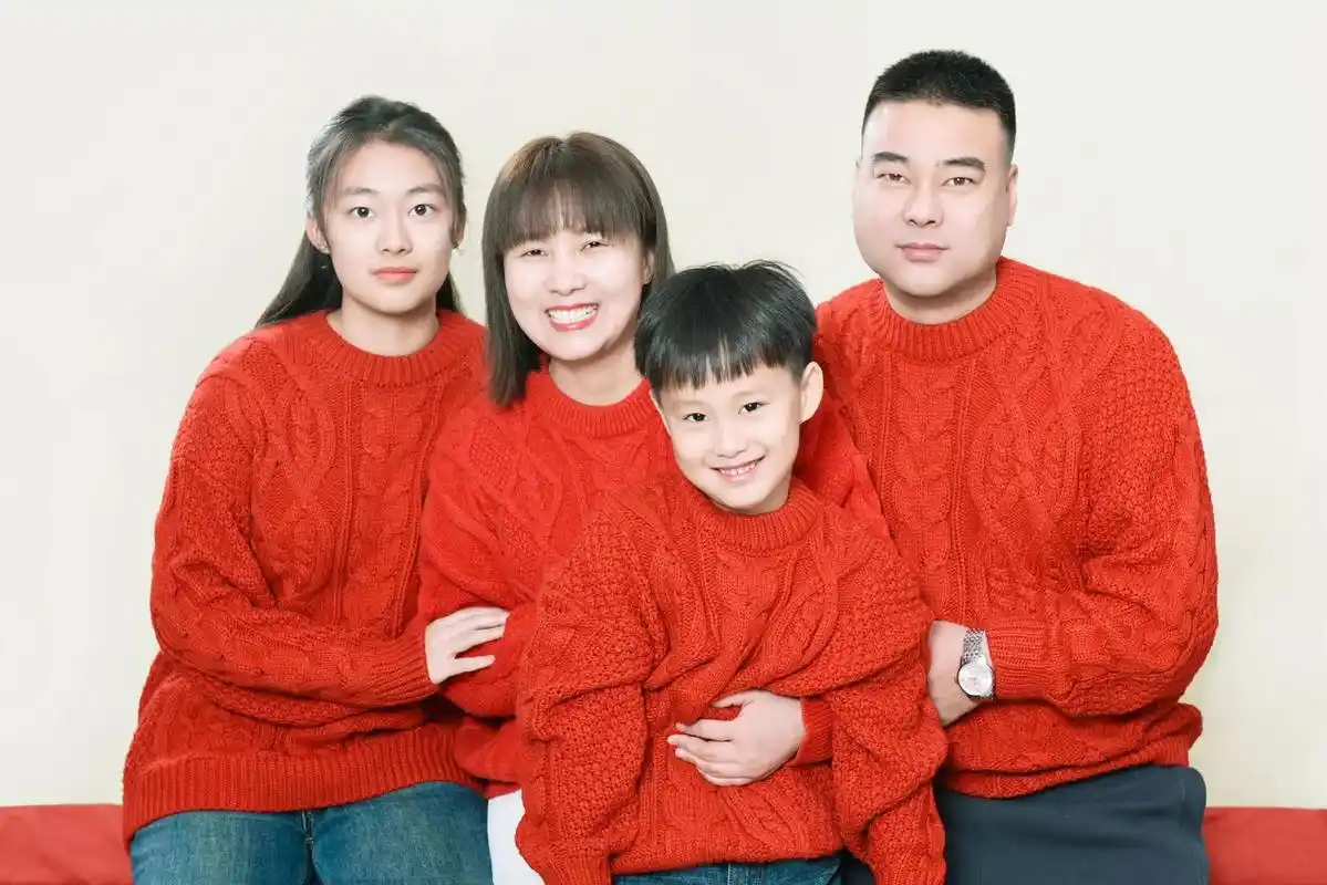 全家同框 #四口之家 家~不在于富有,而在于温馨;爱~不在 - 抖音