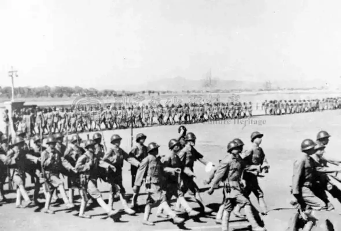 从照片中可以发现,滇军第60军的官兵当时已经全部佩戴上了日式钢盔,第