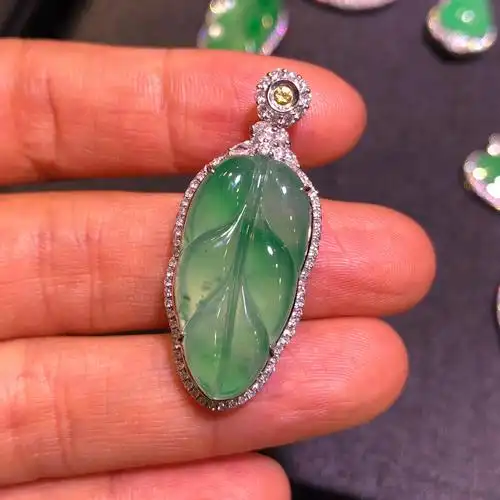 冰绿翡翠树叶吊坠