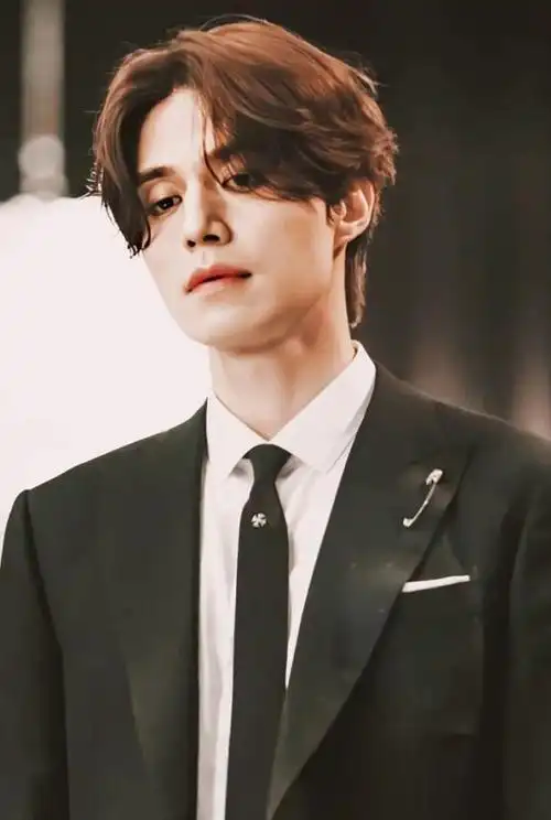 李钟硕退伍归来,ins更新长发西装照,日系美男氛围绝了!_发型