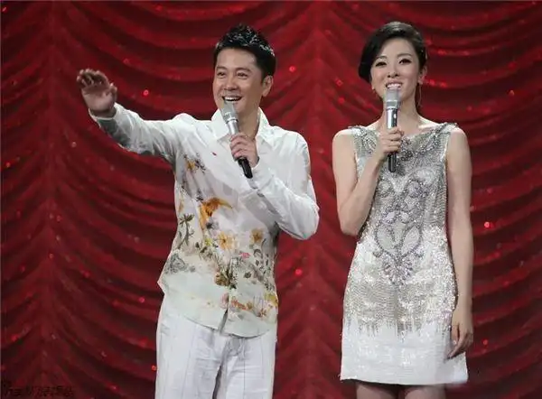 央视美女主持李思思,秀恩爱晒老公眼下的自己,遭评论称:像赵四