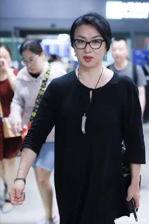 金星这状态太真实了,不化妆素颜有点没气色,看着都不像明星了