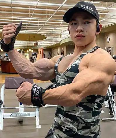 在肌肉充血的状态下,围度会显得更大,青筋暴起的血管,更具视觉冲击,但