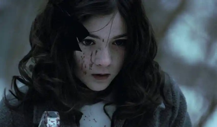 瑞兹扮演宛若小兔一般的嘉莉·怀特,她一直被学校的其他人霸凌的对象