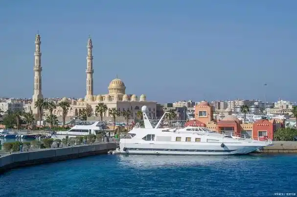 阿拉伯半岛是世界上最大的半岛,位于亚洲西南部,横跨沙特阿拉伯,也门