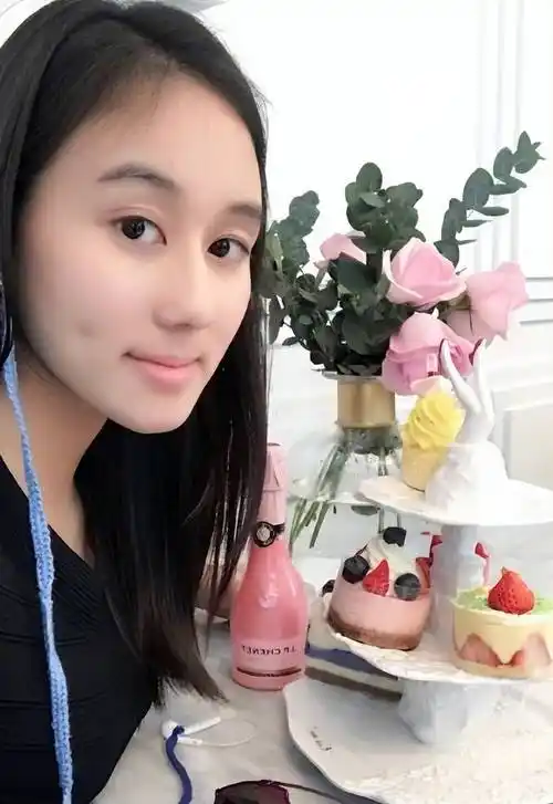 赌王千金何超欣穿汉服拍摄清华毕业照古装造型被赞像小龙女