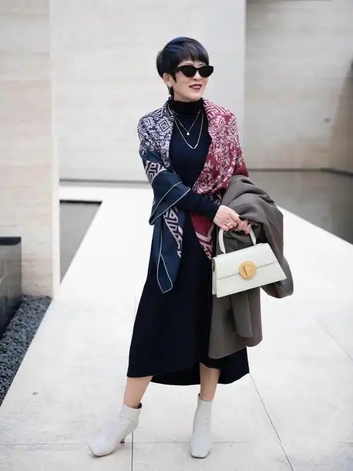 女人过了四十岁穿裙子,加点"丝巾"更精致,优雅不失女人味