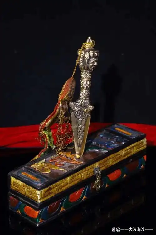 降魔杵即金刚降魔杵,藏语音译普巴杵,又名羯磨杵,是藏传佛教中的一种