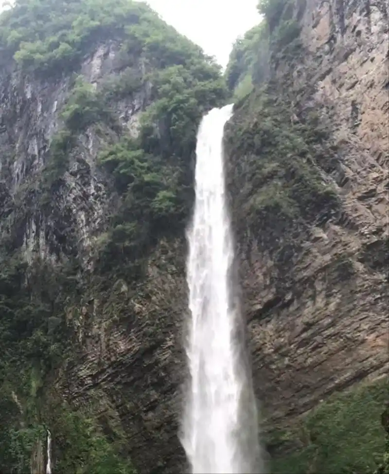 尖朵朵瀑布是一个没有商业发展的自然景点