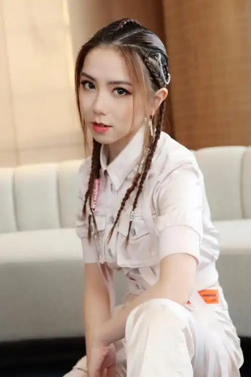 邓紫棋脏辫甜酷写真图片14