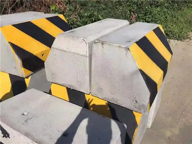 目前取代的是钢材围挡加上水泥围蔽墩底座