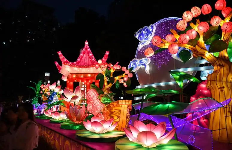 广州:花灯庆中秋