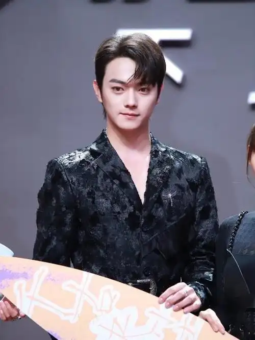 还有每次红毯都最受关注的杨颖angelababy,一身高定,还是那么美,就是